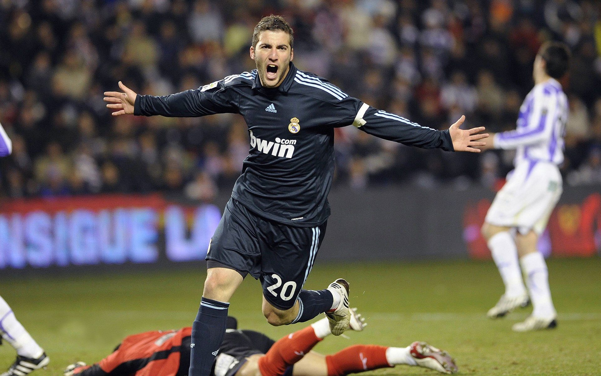 上海海港半决赛险胜本菲卡,郑钦文砍下6记关键球,全场沸腾